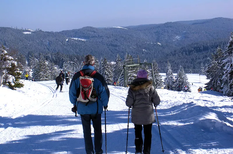 Winterwanderer auf dem Feldberg Panoramaweg