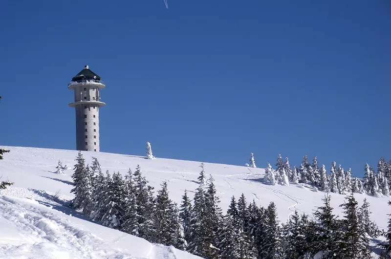 Blick auf den Feldbergturm vom Winter-Panormaweg