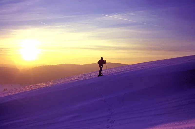 Schneeschuhläufer bei Sonnenuntergang