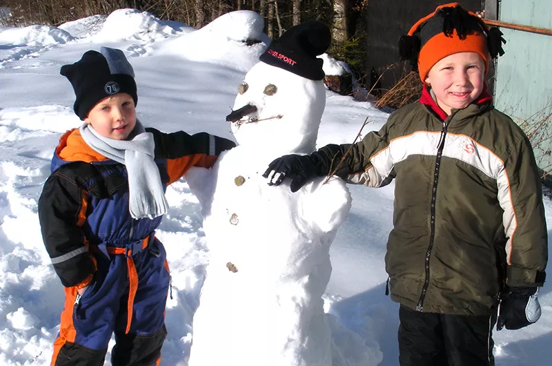 Schneemannbauen am Rodelhang Hoechenschwand