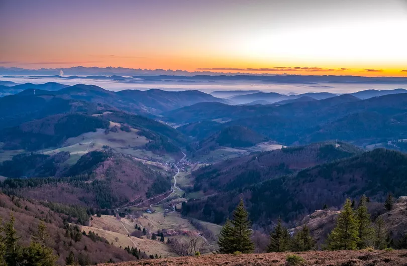 Sonnenuntergang mit Alpenpanorama