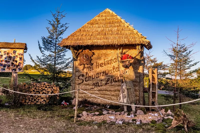 Strohskulpturenwettbewerb in Höchenschwand