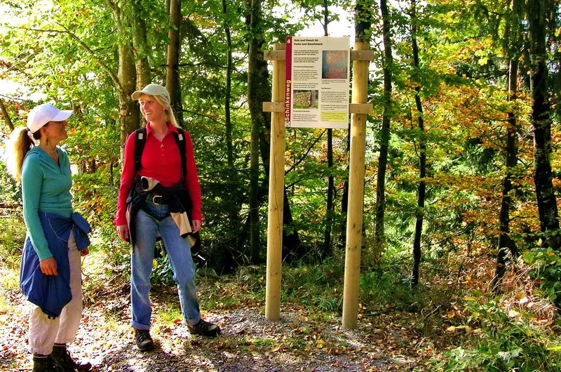 Wanderer auf dem Schinkenweg Höchenschwand