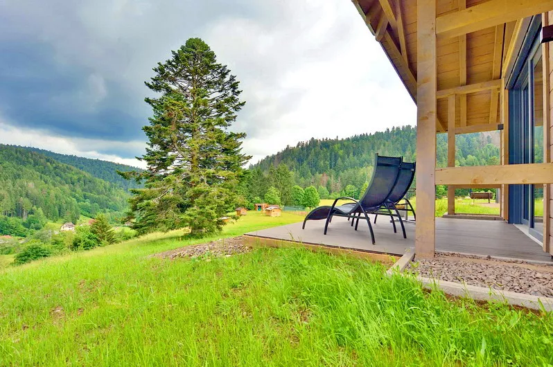 Terasse mit Liegestühlen Schwarzwald-Chalets