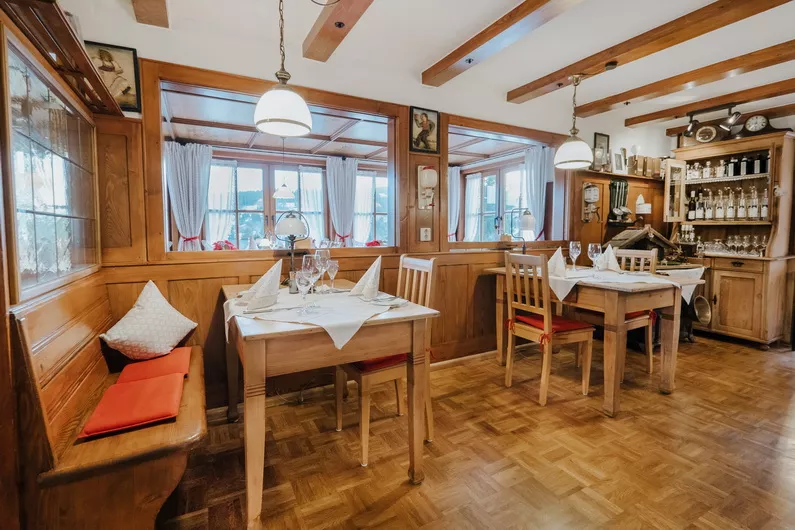 Hotel - Restaurant Peterle gemütliche Gaststube