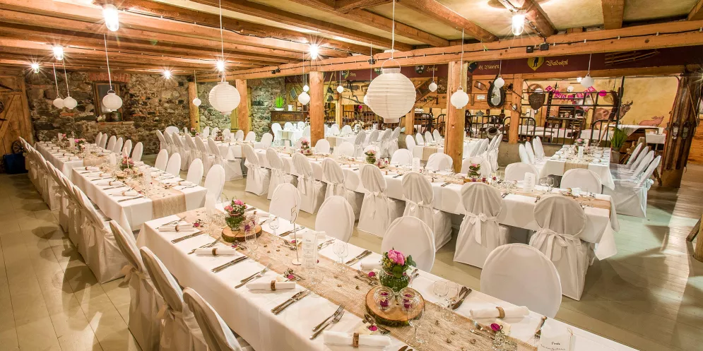 Feiern im festlich geschmückten Q-Stall