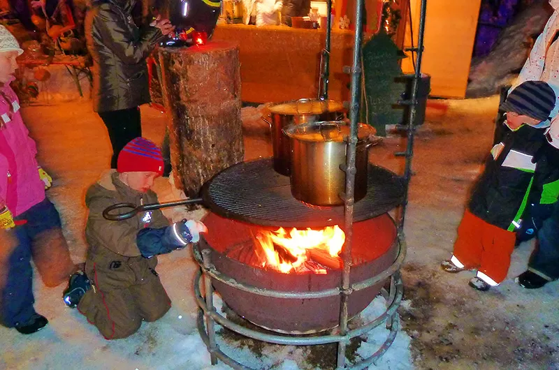 Gluehweinkochen auf dem Weihnachtsmarkt