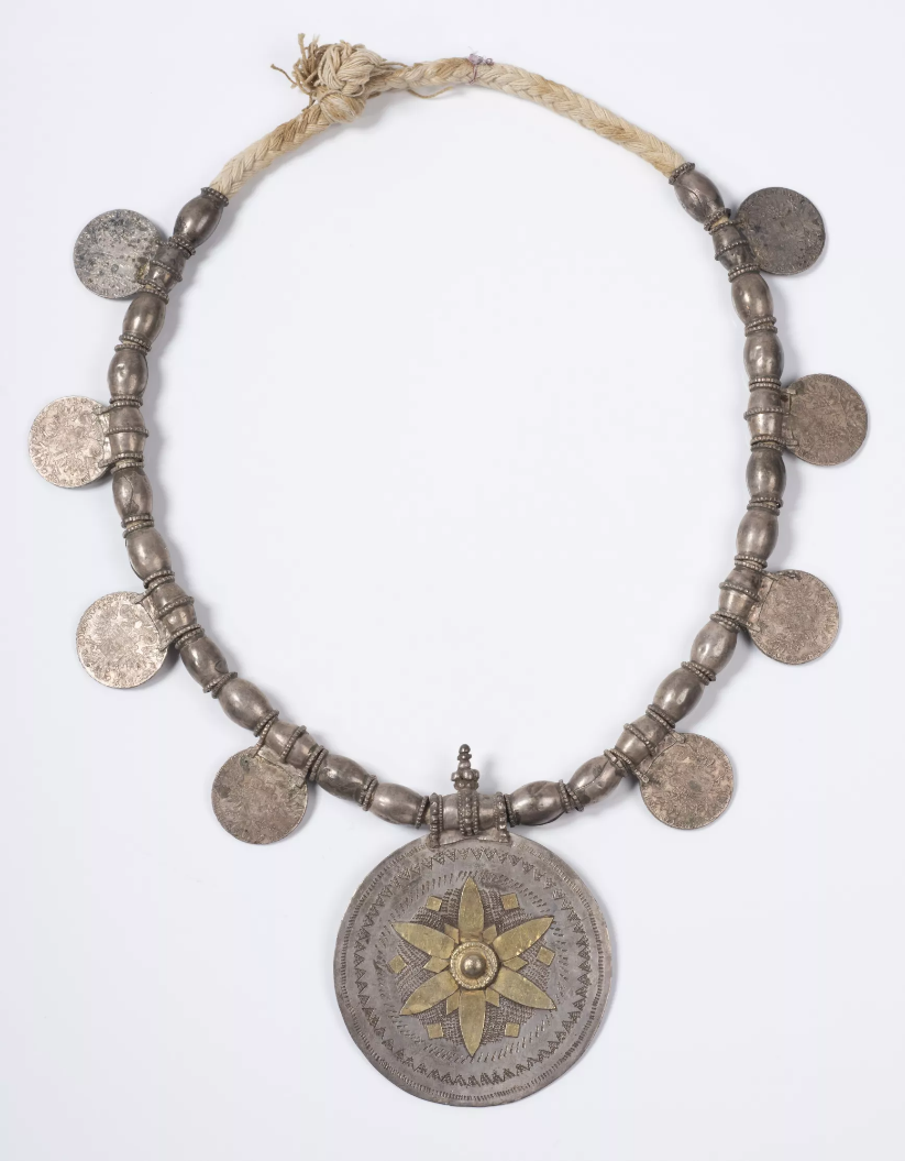 Halsschmuck »Sumt« mit Maria-Theresien-Talern Silber teilvergoldet, Textil Oman, Wahiba Sands, Beduinen Schmuckmuseum Pforzheim, Sammlung Eva und Peter Herion Foto Petra Jaschke