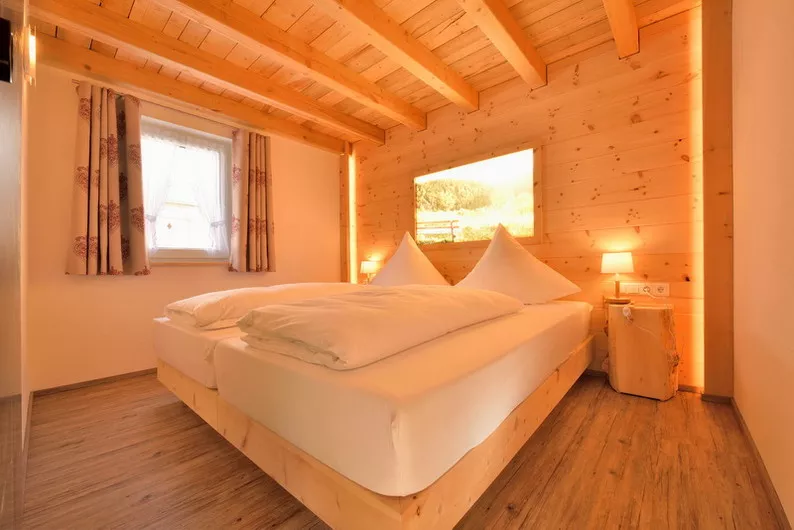 Schlafzimmer mit duftendem Schwarzwälder Holz