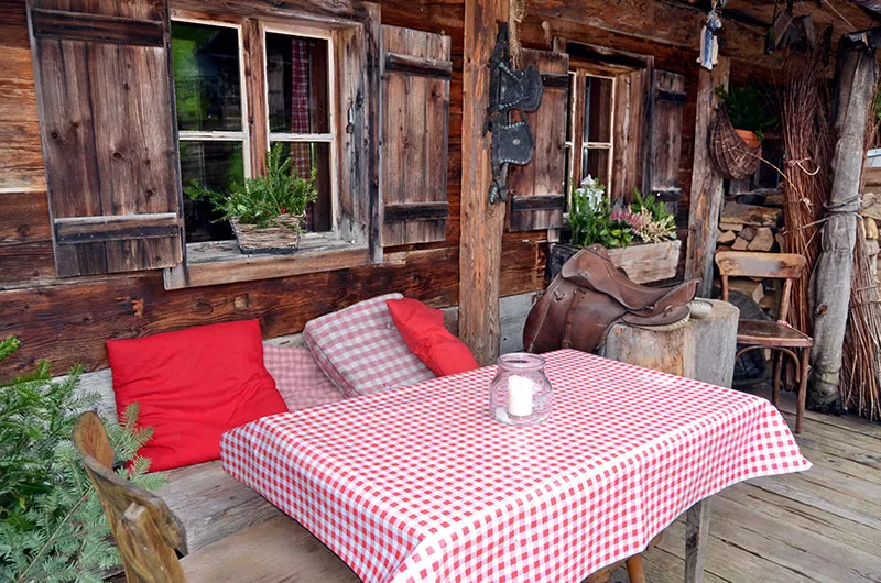 Bänkle vor dem Haus Baderalm