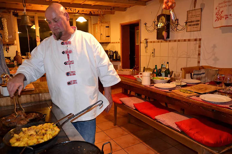 Koch Reinhard in der Küche Baderalm