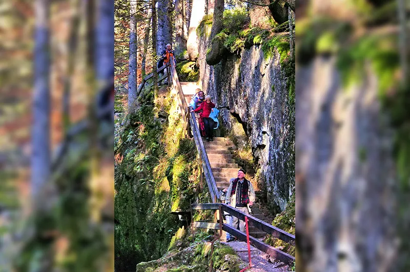 Wanderer in der Menzenschwander Schlucht