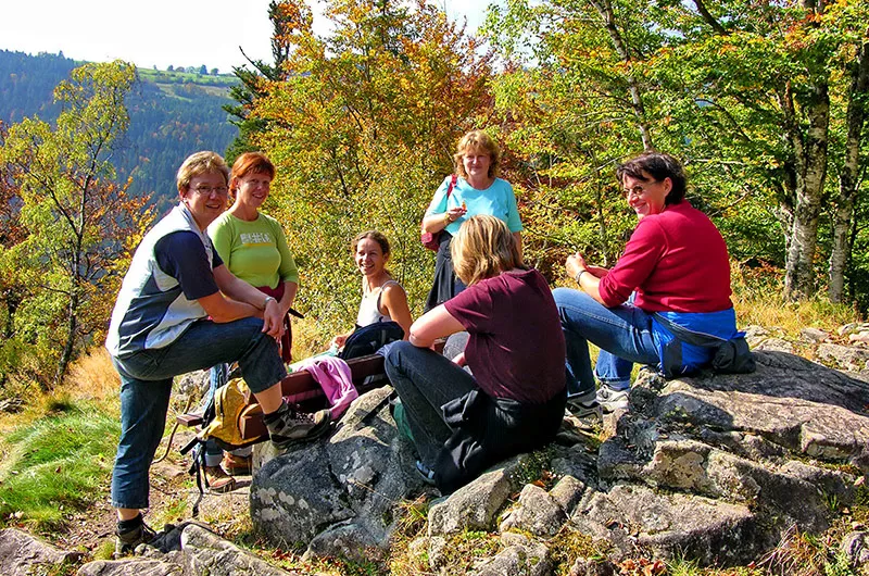 Wandergruppe beim Aussichtspunkt Oberen Albtalschanze Höchenschwand