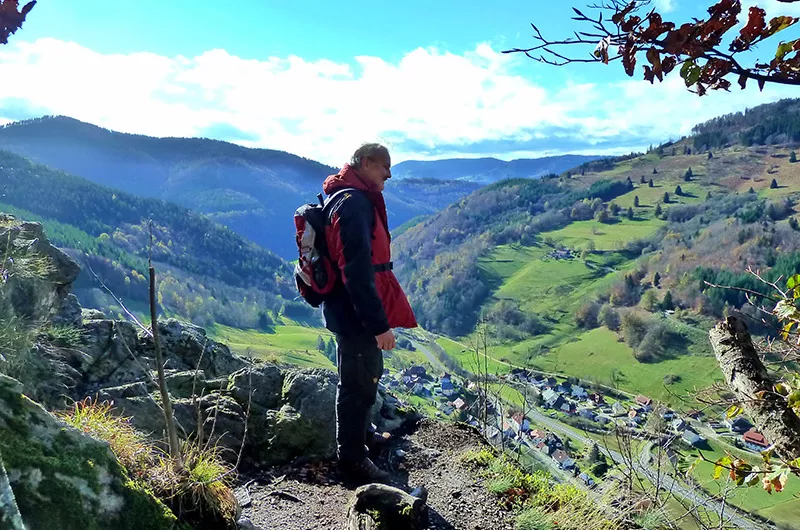 Wanderer auf dem Turmsteig mit Blick auf Todtnau