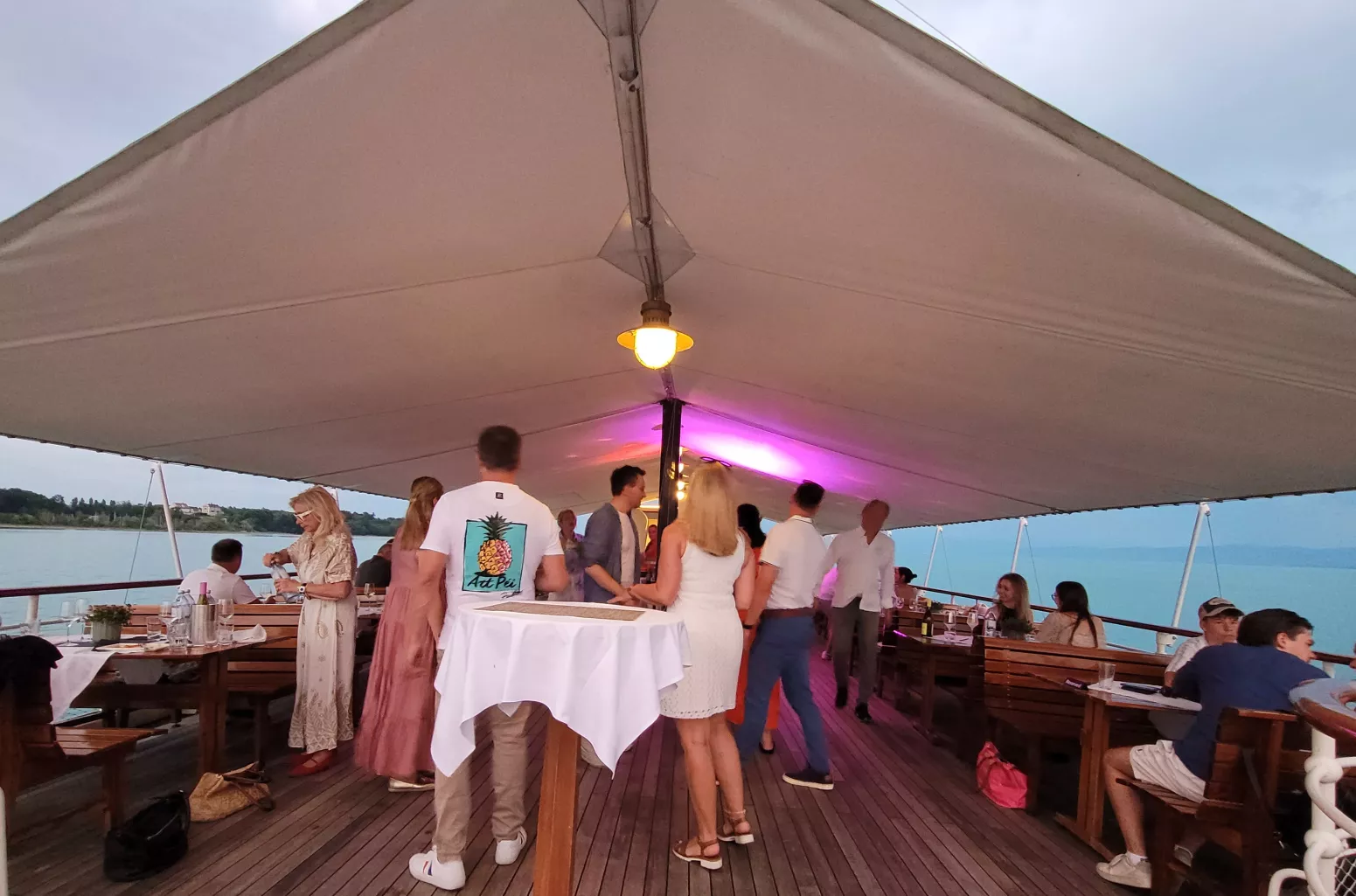 Disco auf dem Oberdeck