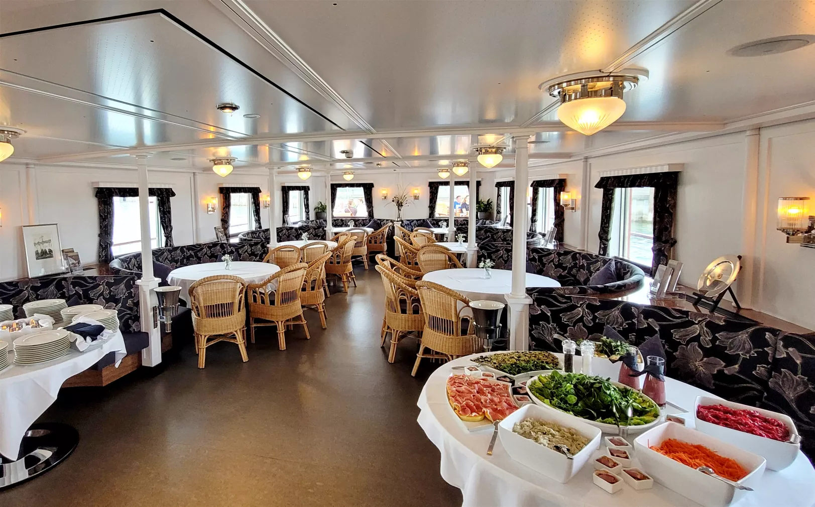 Salon mit Sommer-Buffet