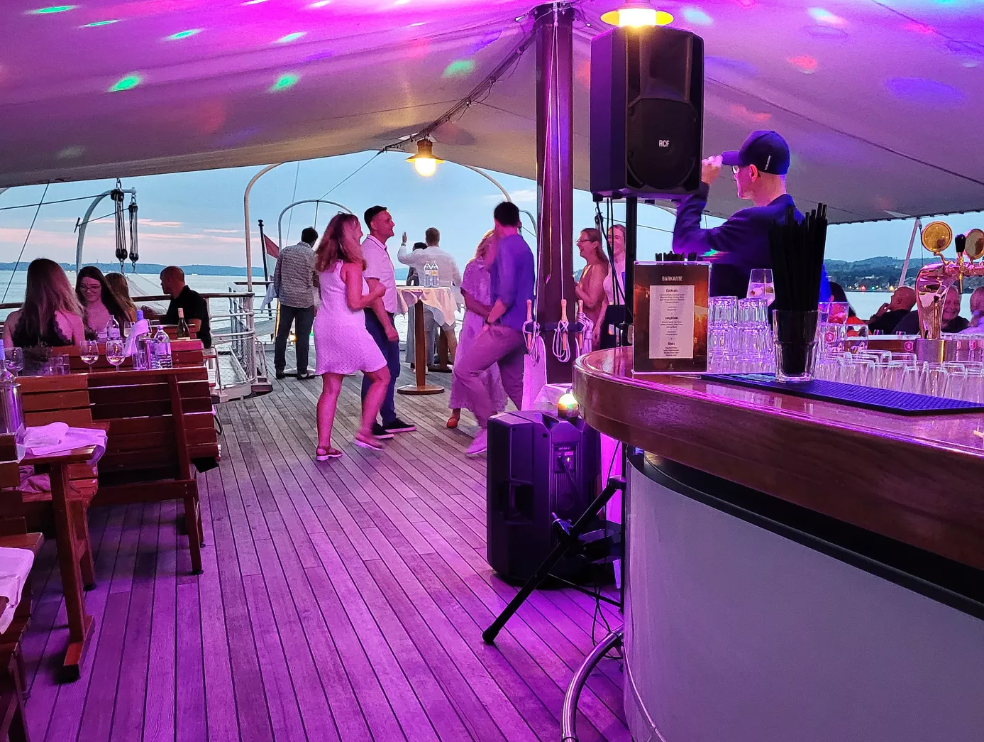Tanzen auf dem Oberdeck